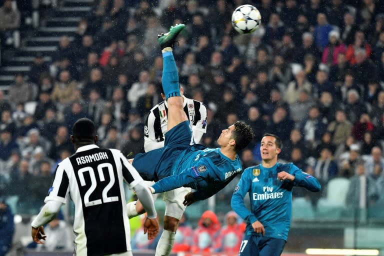 El delantero portugués Cristiano Ronaldo hace la chilena con la que marcó uno de sus dos goles para el Real Madrid en el partido de ida de cuartos de final de Liga de Campeones contra la Juventus de Turín, en el estadio Allianz de la ciudad italiana