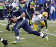 El quarterback Russell Wilson de los Seahawks de Seattle anotan un touchdown durante el segundo tiempo del partido contra los Packers de Green Bay en la final de la Conferencia Nacional, el domingo 18 de enero de 2015. (AP Foto/Ted S. Warren)