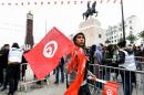 Un vendeur de drapeaux lors d'une manifestation sur l'avenue Bourguiba de Tunis, destinée à célébrer le 6e anniversaire de la révol...<br /><br />Source : <a href=