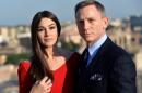 La actriz italiana Monica Bellucci (i) y el actor británico Daiel Craig el 18 de febrero de 2015 en Roma para promover el nuevo James Bond