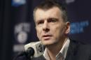 ARCHIVO - En esta foto del 11 de enero del 2016, el multimillonario ruso Mijaíl Prokhorov, dueño de los Nets de Brooklyn, habla en una conferencia de prensa de la NBA en Nueva York. Las oficinas de una compañía de Prokhorov en Moscú fueron allanadas por el servicio ruso de espionaje el viernes, 15 de abril del 2016. (Foto AP/Seth Wenig)