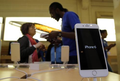 Apple Geniuses in a store selling the iPhone 6