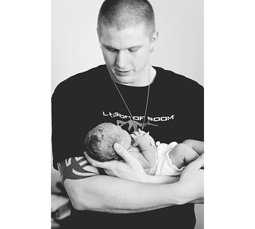 15 Heart-Melting Images of Dads Meeting Their Babies for the First Time