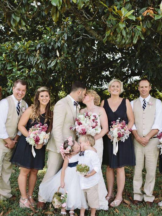 4-Year-Old Flower Girl Pulls Cute Stunt in Mom's Wedding Photo E2e5282c8afc67afa0e9a6b87bd4db61886613ab