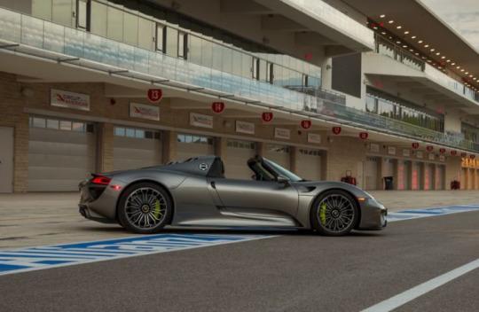 Watch a Porsche 918 Spyder Hit 218 mph While Chasing the Koenigsegg Agera R