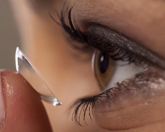 The Right Way to Apply and Remove Eye Makeup if You Wear Contacts