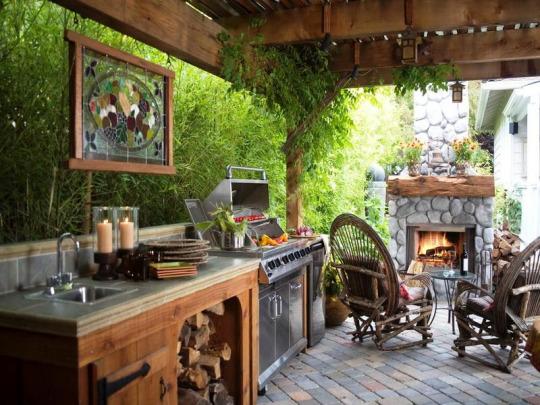 16 Chic Outdoor Kitchens Serving Up Nothing But Backyard Envy