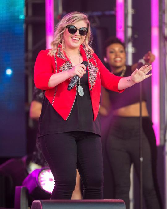 Kelly Clarkson's 'Oops' Pregnancy Announcement Isn't Totally Crazy ...