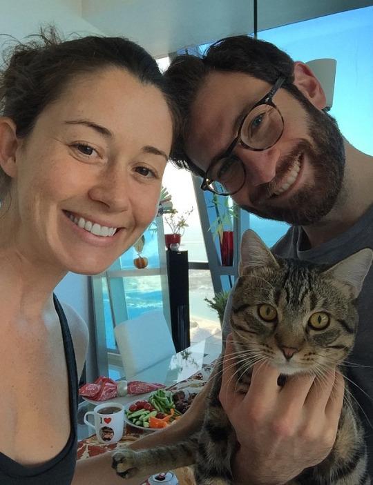 Jennifer Stewart and Joe Naaman with their pet cat Felix. (Photo: Jennifer Stewart) - fa1851b7602027e8c175945244a589e54e980a13