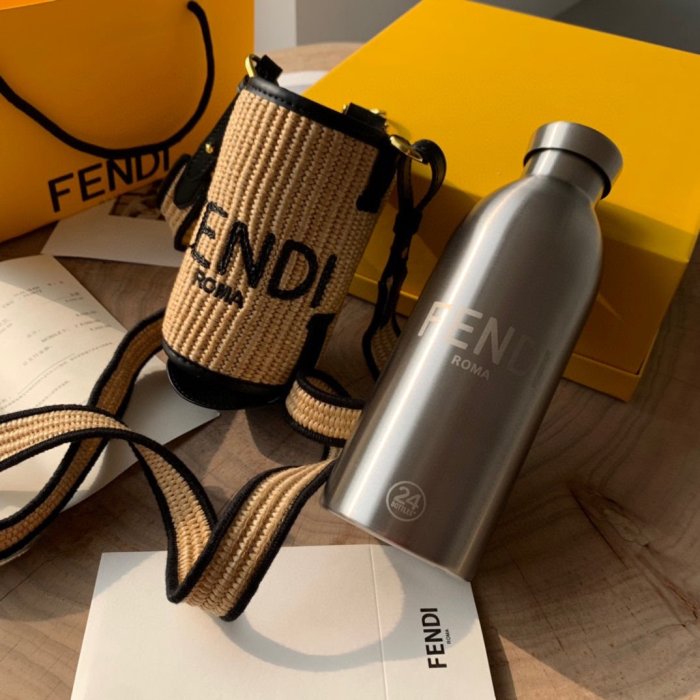 【King女王代購】FENDI 芬迪 不銹鋼保溫杯便攜式背帶挎包運動水壺家用送禮首選情人節禮物