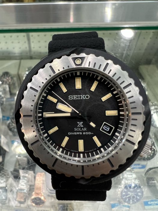 【金台鐘錶】SEIKO 精工錶 鮪魚罐頭 46mm 太陽能 200m 潛水錶 膠帶 (黑面x銀框) SNE541P1