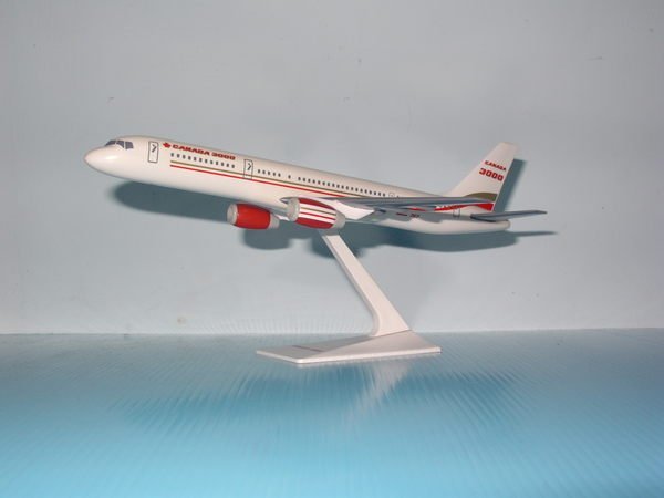 珍上飛模型飛機：B757-200(1:200) CANADA3000(編號:B757207)