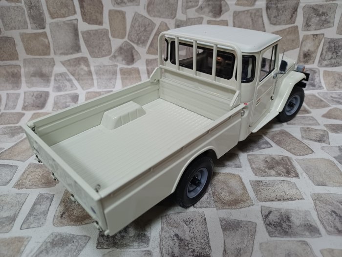 宗鑫 Kyosho KY08958W Toyota Land Cruiser 40 Pick Up (RHD) 米白色