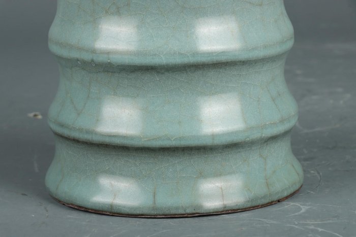 宋-龍泉窯𫠊紋瓶高度26cm，口徑9cm，肚徑14cm。底徑14cm.1730