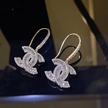 小香風 設計款火光熣燦0.90克拉鑽石雙C 萬年款18K金鑽石耳環