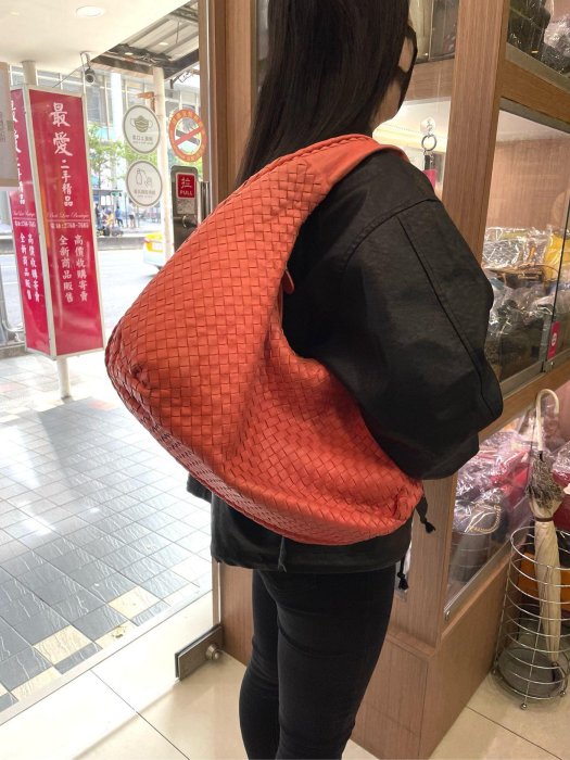 ☆最愛二手精品☆  BOTTEGA VENETA BV 粉橘色全皮編織拉鍊弧型和尚包肩背包手提包 232500 XG6177 彎月