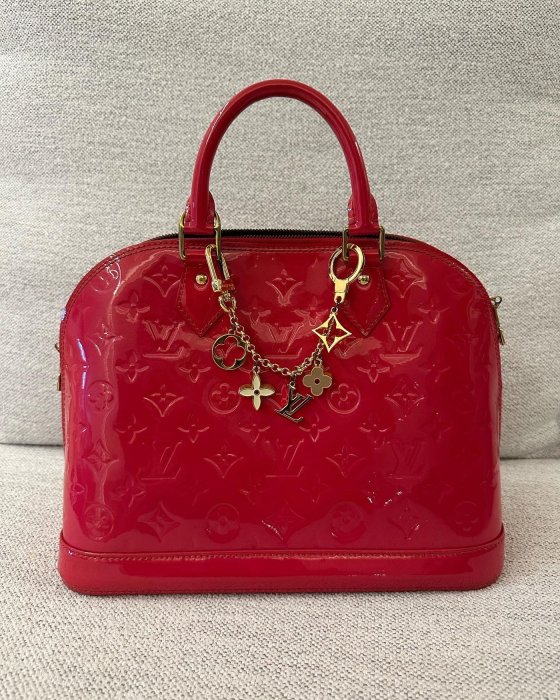 LV 二手精品 85新 Alma 大款lv 壓紋logo貝殼包， 波士頓包 ，漆皮搭配金扣 手提包（ 售出不包含掛飾） 尺寸32公分