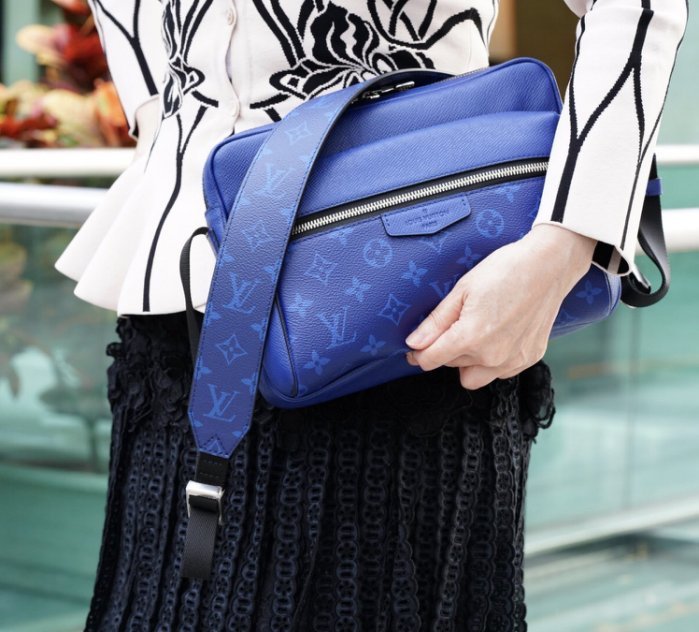 Louis Vuitton M30242 outdoor messenger 斜背包閃電藍