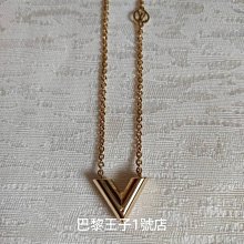 【巴黎王子1號店】《Louvis Vuitton》LV M00857 ESSENTIAL V字 金色項鍊~預購