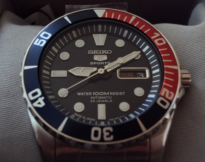 【金台鐘錶】SEIKO 精工 防水100米 盾牌5號 機械 水鬼 紅藍圈 (日本版) SNZF15 SNZF15J1