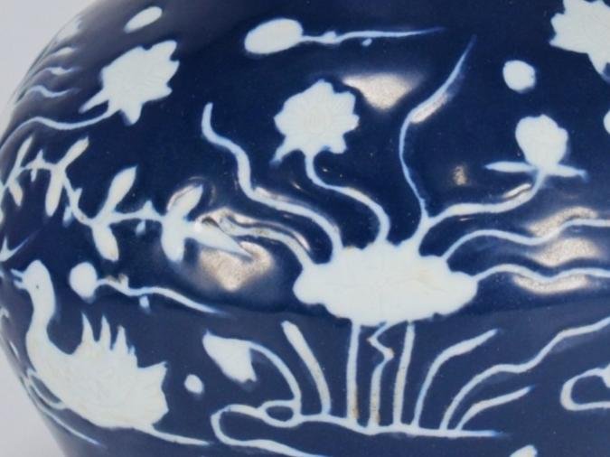 元代霽藍釉蒲白雕刻鴛鴦戲水紋天球瓶400高30厘米直徑22厘米111 瓷器 