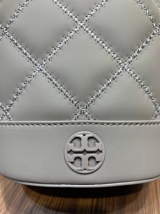 小鹿美國代購 Tory Burch 149680 新款Willa菱格羊皮迷你抽繩水桶包 附購証