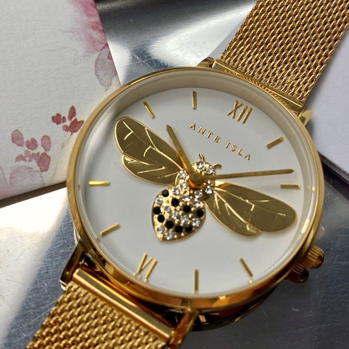 ANTE ISLA法式風情女錶,編號AI00002,32mm金色圓形精鋼錶殼,白色立體蜜蜂款錶面,金色精鋼錶帶款