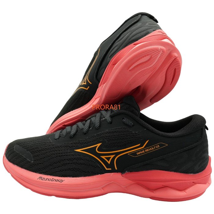 Mizuno J1GD 黑X紅X橘 REVOLT 3 女慢跑鞋，下層ENERZY發泡中底【一般型，輕量，舒適】319M