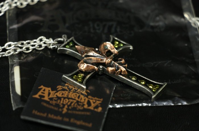 ALCHEMY Necklace 英國品牌手工飾品，No. P470 Croix de Lile 金屬銀錫合金十字架項鍊