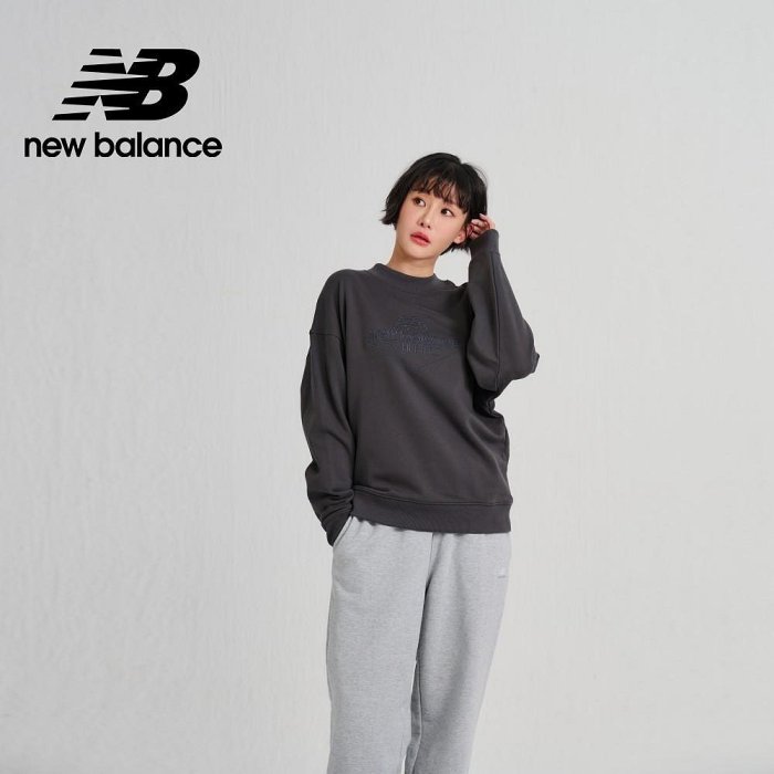 【New Balance】圓領NB刺繡棉質長袖上衣_女性_墨灰色_WT33509ACK