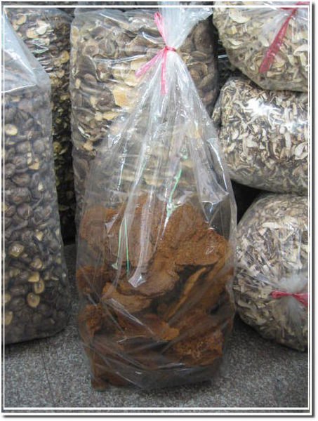 -台灣乾燥野生桑黃/桑臣/桑耳(半斤裝)- 長在樹上的真菌，原住民深山摘取，產量稀少，乾燥桑黃易保存，可煮成茶來喝。