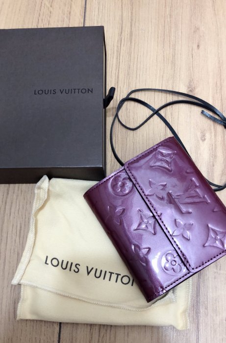 Louis Vuitton LV真品 紫紅色 漆皮 vernis 兩折式短夾全新未使用