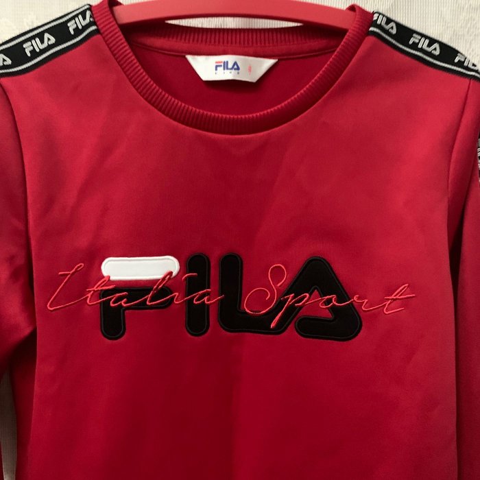 FILA品牌質量好的深亮紅上衣