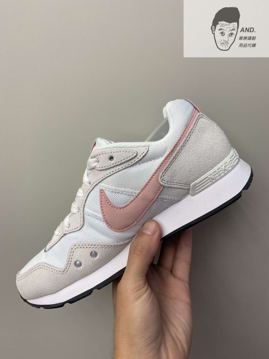 【AND.】NIKE VENTURE RUNNER WIDE 灰白粉 慢跑 休閒 寬楦 柔軟 女款 DM8454-100