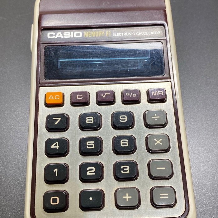 早期日本製古董 CASIO 計算機 使用功能正常且為螢光真空管顯示（需安裝電池使用）該機型約為1975-1980年間出產 好物難尋 敬請把握