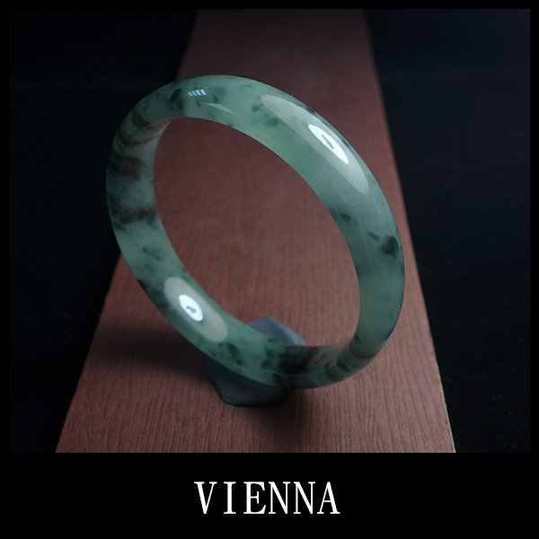 【VIENNA】《手圍18.1/13mm版寬》緬甸玉/冰種泛水深葉飄墨青翡翠/玉鐲/手鐲S@/Y10