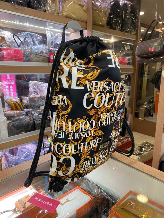 ☆最愛二手精品☆ Versace 凡賽斯黑色拼黃色圖騰白字母束口手提包後背包 XG6943