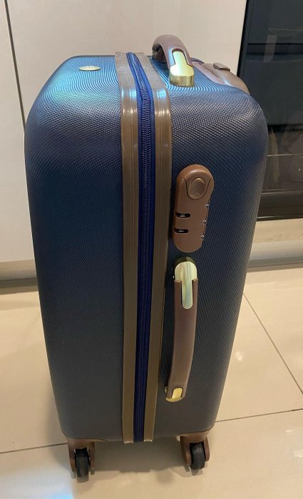 二手 沉穩深藍色20吋行李箱 登機箱（小瑕疵）