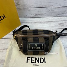 《真愛名牌精品》FENDI 7VA446 條紋帆布 金字Logo 腰包/胸口包*全新品*