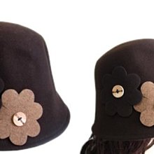 【海倫精坊】冬季淑女款~鈕扣大花飾邊棕色羊毛造型帽(出清價３５０元)KO044