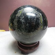 【競標網】漂亮天然黑碧璽球(帶綠碧)1.56公斤95mm(贈座)(C3)(網路特價品、原價2500元)限量一件