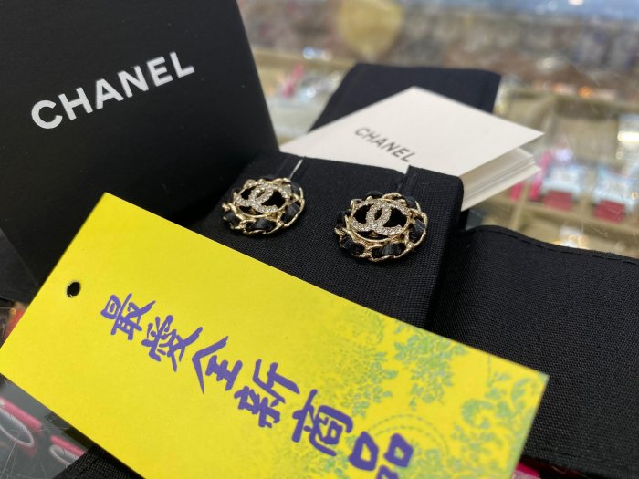 ☆最愛二手精品☆ CHANEL 全新香奈兒金色圓形皮穿鍊雙C LOGO水鑽耳環 AB8297 XG6625