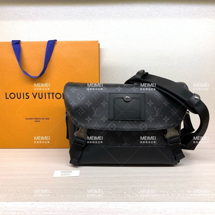 30 LOUIS VUITTON Messenger PM Voyager