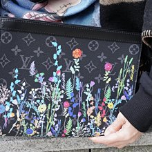 Louis Vuitton M69053 POCHETTE VOYAGE 花卉手拿包 現貨