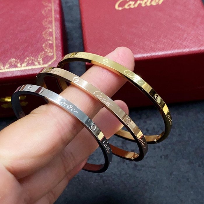 Cartier 卡地亞官網最新布 火爆窄細款手鐲進口精工保色十八K端工藝 logo刻字清晰 度無死角！全新的 NO93333