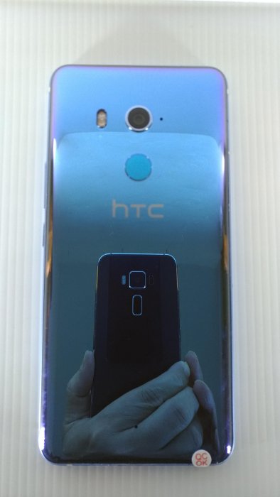 九成新HTC U11+ 4G/64G 寶石藍 6吋 2K+顯示螢幕 3D曲面水漾玻璃 3,930mAh電量 IP68防水