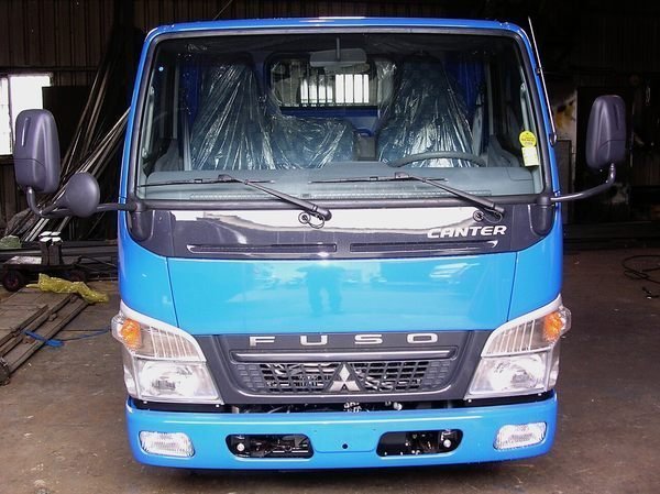 【帝益汽材】FUSO 三菱 堅達 2007年後 三菱標誌《另有賣水箱護罩、電動窗開關、英文字、後視鏡、面板彎角、副水箱》