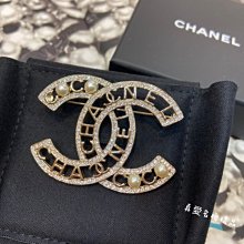 《真愛名牌精品》CHANEL AB4879  珍珠搭配logo 大雙C胸針 *全新品*代購