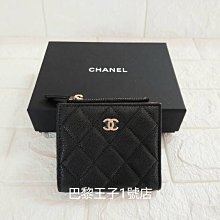 【巴黎王子1號店】香奈兒《CHANEL》 AP3388 黑色 金 CC Logo 荔枝皮 扣式 對開 短夾~預購