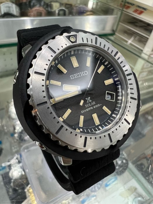 【金台鐘錶】SEIKO 精工錶 鮪魚罐頭 46mm 太陽能 200m 潛水錶 膠帶 (黑面x銀框) SNE541P1